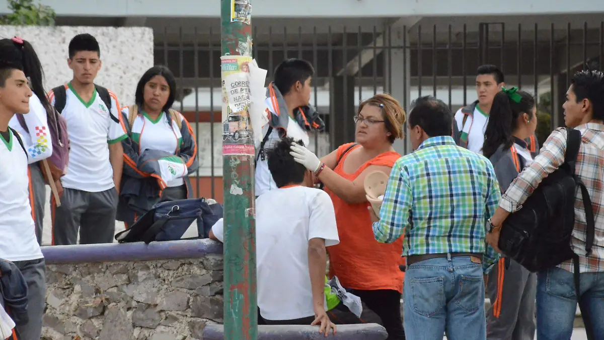 Uno de los estudiantes fue trasladado a un centro hospitalario.  foto Luis Luévanos.